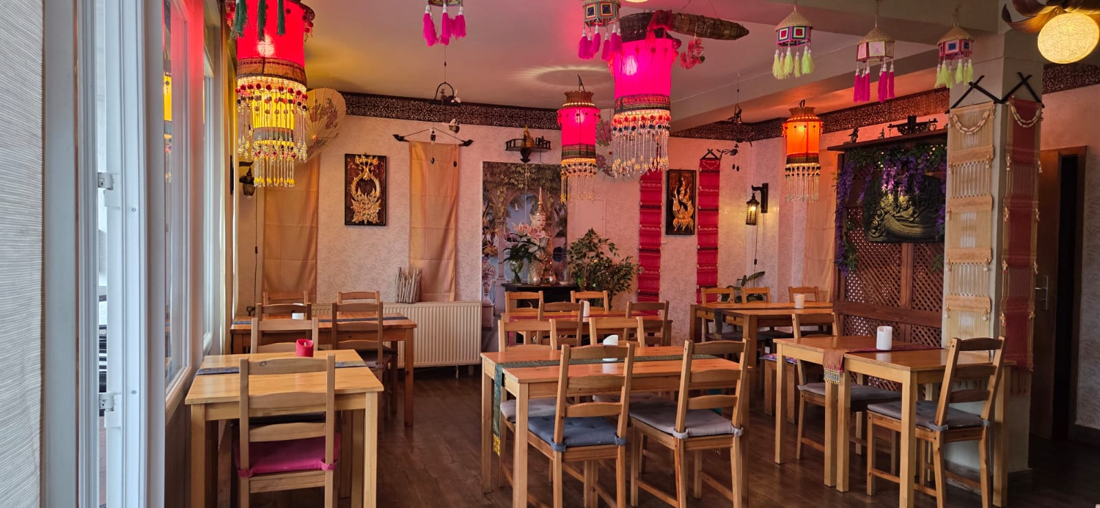 Innenbereich des thailändischen Restaurants Baan Siriwan